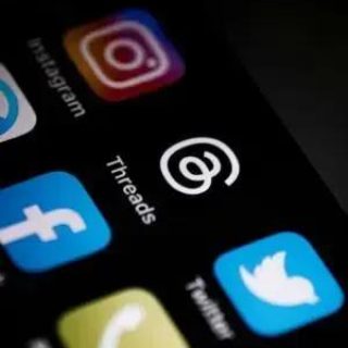 Ícones de redes sociais no smartphone, incluindo Instagram, Facebook, Twitter e WhatsApp, representando comunicação e tecnologia.