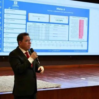 Atualizado: apresentador de direito hoje notícias em palestra com slide sobre metas e desempenho jurídico, focando em notícias e análises jurídicas atuais.