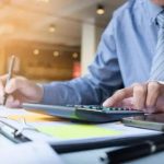 Calcule seu imposto, advogado analisando documentos fiscais, direito hoje notícias, assessoria jurídica financeira, informações jurídicas atualizadas para profissionais e empresas.