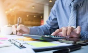 Calcule seu imposto, advogado analisando documentos fiscais, direito hoje notícias, assessoria jurídica financeira, informações jurídicas atualizadas para profissionais e empresas.
