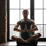 TST condena Sesc a indenizar instrutor de yoga demitido antes das férias