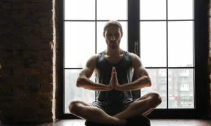 TST condena Sesc a indenizar instrutor de yoga demitido antes das férias