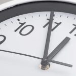 Relógio de parede marcando exatamente 12 horas, foco na medição do tempo, símbolo de pontualidade e gestão de prazos em temas jurídicos, leis e noticias atuais.