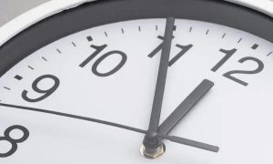 Relógio de parede marcando exatamente 12 horas, foco na medição do tempo, símbolo de pontualidade e gestão de prazos em temas jurídicos, leis e noticias atuais.