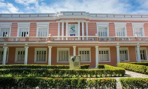 UFC abre concurso com 61 vagas para professor; salários chegam a R$13,7 mil