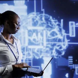 Análise de imagem: Mulher negra usando óculos e laptop, diante de fundo com elementos tecnológicos e cérebro digital, simbolizando inovação e tecnologia na área jurídica e de notícias.